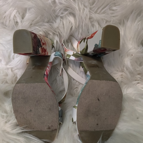 Bamboo, floral heels, size 8.5 - Picture 3 of 4